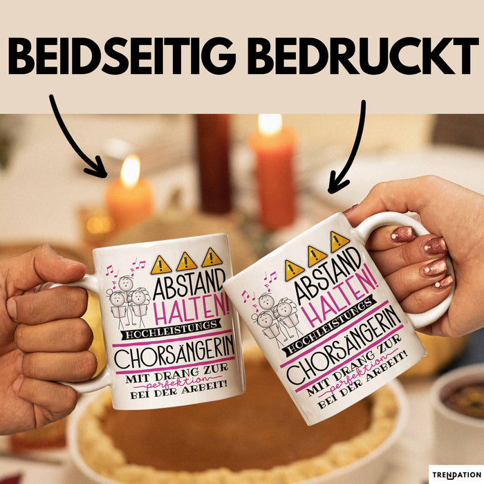 Chorsängerin Tasse Geschenk Lustig Abstand Halten Hochleistungs-Chorsängerin Mit Drang Zur Perfektion Bei Der Arbeit Weiß Trendation