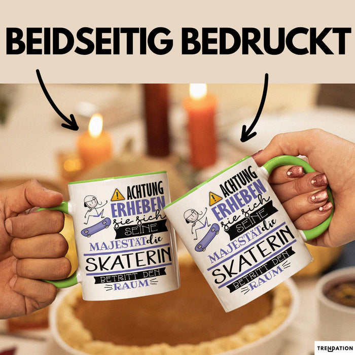 Skaterin Tasse Geschenk Lustiger Spruch Bitte Erheben Sie Sich Seine Majestät Die Skaterin Betritt Den Raum Grün Trendation