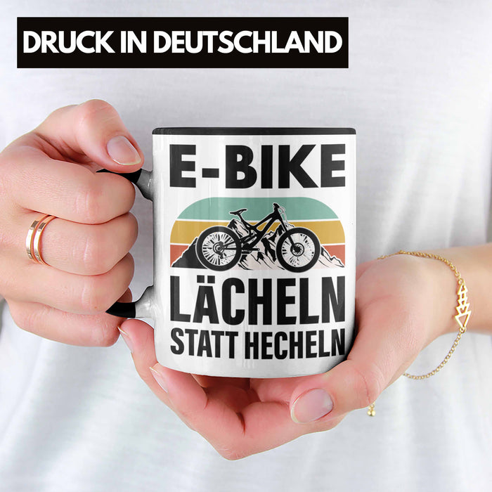 Trendation - Elektrofahrrad E-Bike Tasse mit Spruch Geschenk Ebike Lustige Geschenke Kaffeetasse Rentner Schwarz Trendation