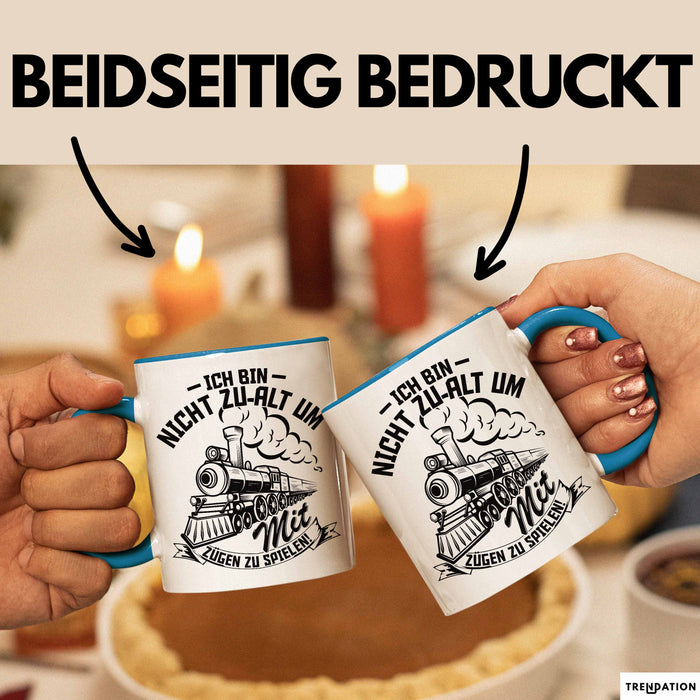 Modelleisenbahn Tasse Geschenk Ich Bin Nicht Zu Alt Um Mit Zügen Zu Spielen Eisenbahner Zugführer Geschenkidee Kaffee-Becher Blau Trendation
