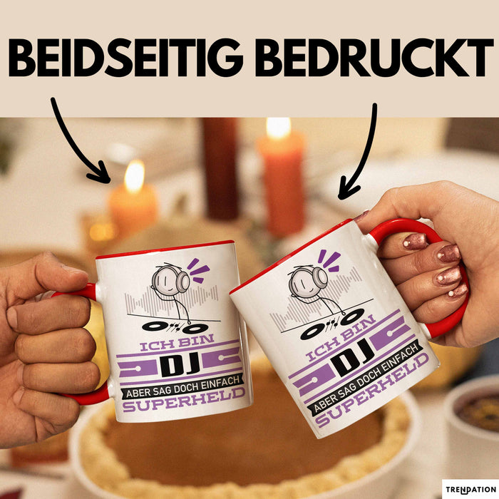 DJ Geschenk Tasse Ich Bin DJ Aber Sag Doch Einfach Superheld Lustige Geschenkdiee für DJ Kaffee-Becher Rot Trendation