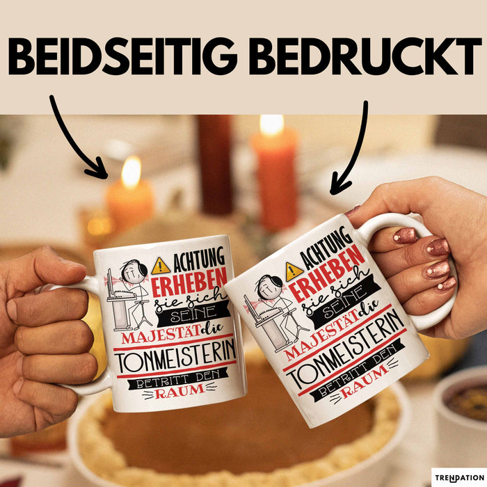 Tonmeisterin Tasse Geschenk Lustiger Spruch Bitte Erheben Sie Sich Seine Majestät Die Tonmeisterin Betritt Den Raum Weiß Trendation