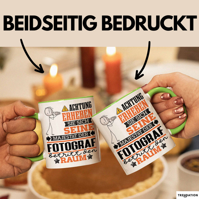 Fotograf Geschenk Tasse Lustiger Spruch Erheben Sie Sich Der Fotograf Betritt den Raum Grün Trendation