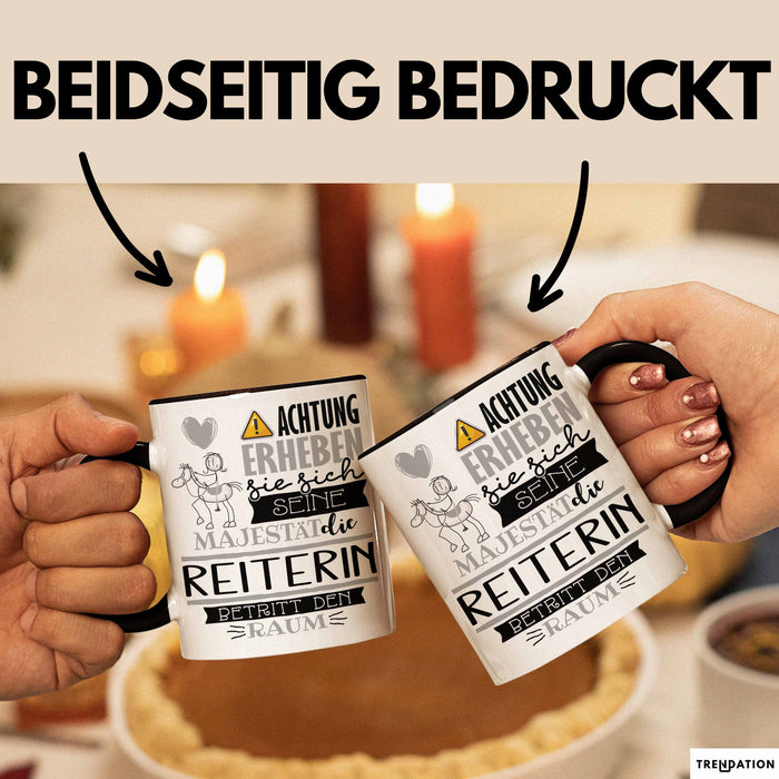 Reiterin Tasse Geschenk Lustiger Spruch Bitte Erheben Sie Sich Seine Majestät Die Reiterin Betritt Den Raum Schwarz Trendation