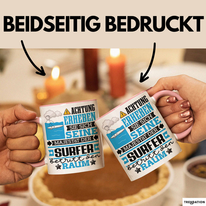 Surfer Geschenk Tasse Lustiger Spruch Erheben Sie Sich Der Surfer Betritt den Raum Rosa Trendation