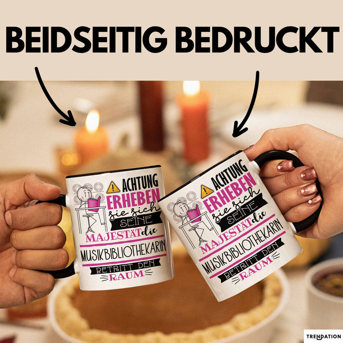 Musikbibliothekarin Tasse Geschenk Lustiger Spruch Bitte Erheben Sie Sich Seine Majestät Die Musikbibliothekarin Betritt Den Raum Schwarz Trendation