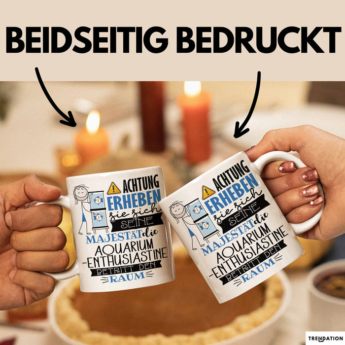 Aquarium-Enthusiastin Tasse Geschenk Lustiger Spruch Bitte Erheben Sie Sich Seine Majestät Die Aquarium-Enthusiastin Betritt Den Raum Weiß Trendation