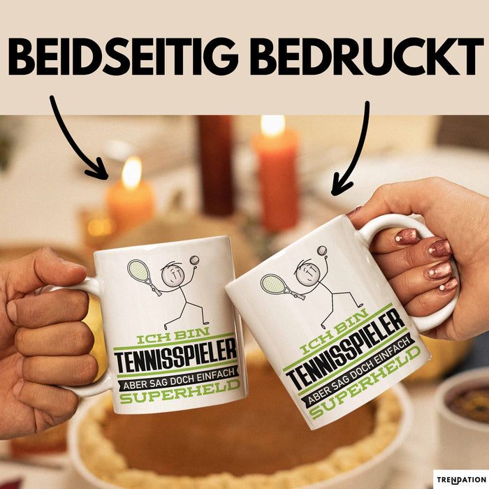 Tennisspieler Geschenk Tasse Ich Bin Tennisspieler Aber Sag Doch Einfach Superheld Lustige Geschenkdiee für Tennisspieler Kaffee-Becher Weiß Trendation