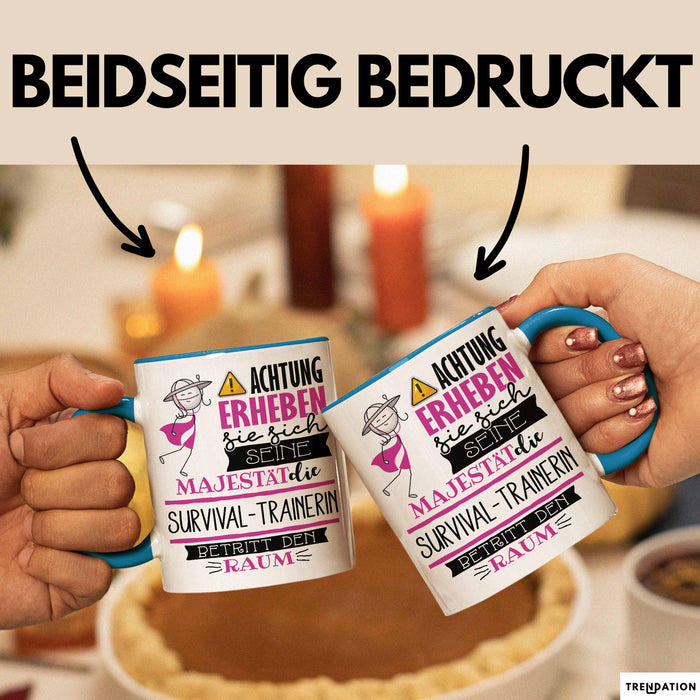 Survival-Trainerin Tasse Geschenk Lustiger Spruch Bitte Erheben Sie Sich Seine Majestät Die Survival-Trainerin Betritt Den Raum Blau Trendation