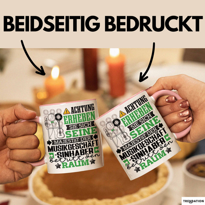Musikgeschäftsinhaber Geschenk Tasse Lustiger Spruch Erheben Sie Sich Der Musikgeschäftsinhaber Betritt den Raum Rosa Trendation