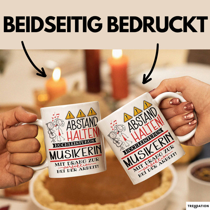 Musikerin Tasse Geschenk Lustig Abstand Halten Hochleistungs-Musikerin Mit Drang Zur Perfektion Bei Der Arbeit Weiß Trendation