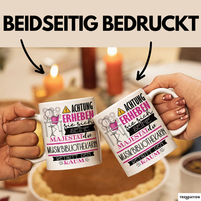 Musikbibliothekarin Tasse Geschenk Lustiger Spruch Bitte Erheben Sie Sich Seine Majestät Die Musikbibliothekarin Betritt Den Raum Weiß Trendation