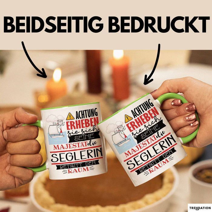 Seglerin Tasse Geschenk Lustiger Spruch Bitte Erheben Sie Sich Seine Majestät Die Seglerin Betritt Den Raum Grün Trendation