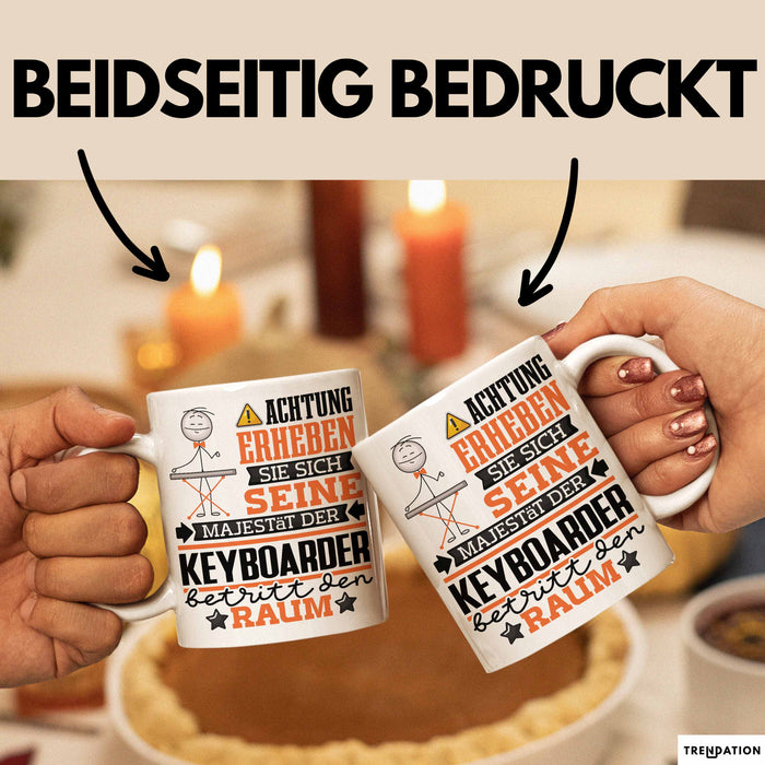 Keyboarder Geschenk Tasse Lustiger Spruch Erheben Sie Sich Der Keyboarder Betritt den Raum Weiß Trendation