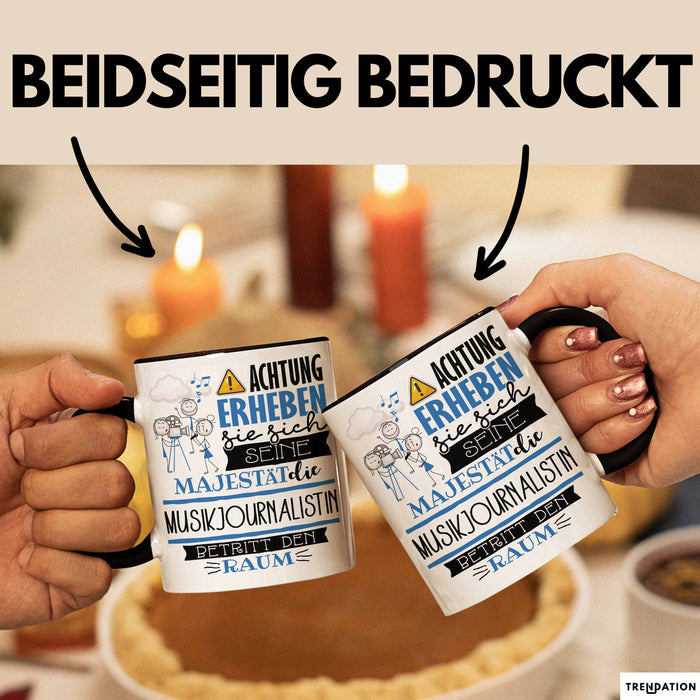 Musikjournalistin Tasse Geschenk Lustiger Spruch Bitte Erheben Sie Sich Seine Majestät Die Musikjournalistin Betritt Den Raum Schwarz Trendation