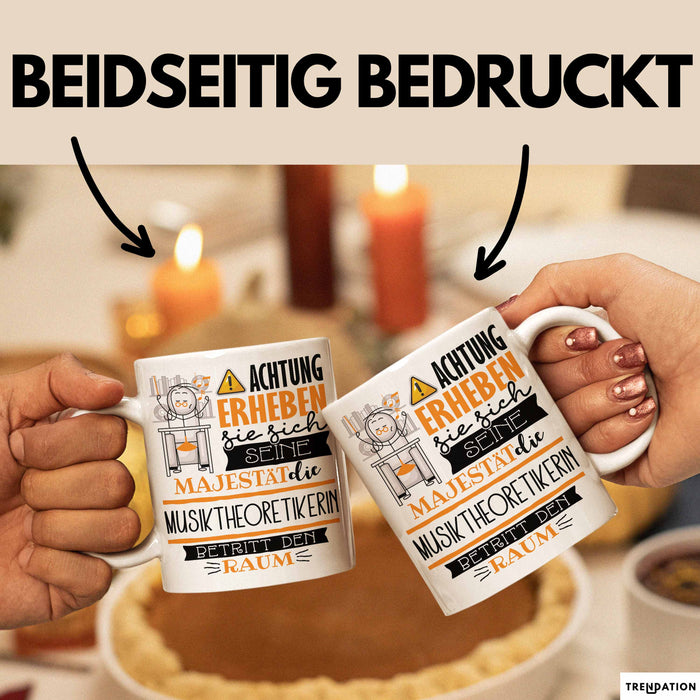 Musiktheoretikerin Tasse Geschenk Lustiger Spruch Bitte Erheben Sie Sich Seine Majestät Die Musiktheoretikerin Betritt Den Raum Weiß Trendation