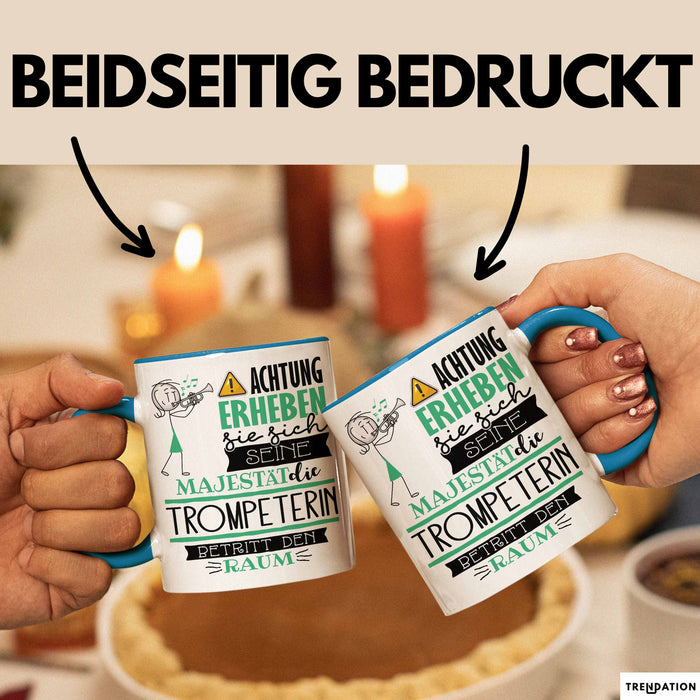 Trompeterin Tasse Geschenk Lustiger Spruch Bitte Erheben Sie Sich Seine Majestät Die Trompeterin Betritt Den Raum Blau Trendation