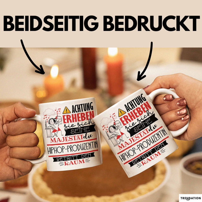 Hiphop-Produzentin Tasse Geschenk Lustiger Spruch Bitte Erheben Sie Sich Seine Majestät Die Hiphop-Produzentin Betritt Den Raum Weiß Trendation