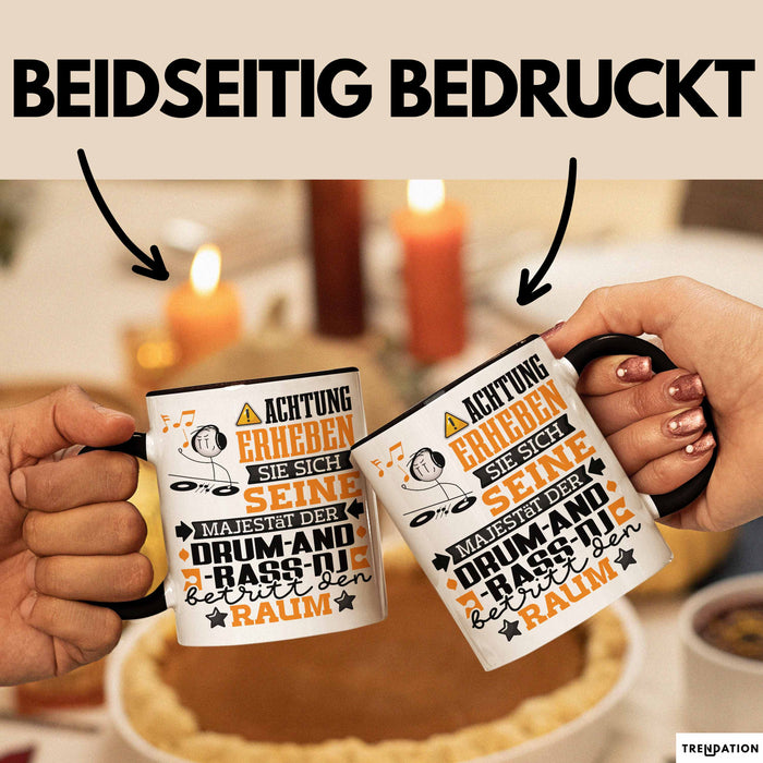 Drum-and-Bass-DJ Geschenk Tasse Lustiger Spruch Erheben Sie Sich Der Drum-and-Bass-DJ Betritt den Raum Schwarz Trendation