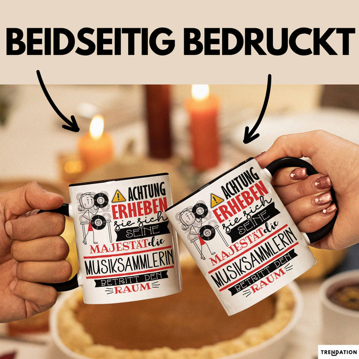 Musiksammlerin Tasse Geschenk Lustiger Spruch Bitte Erheben Sie Sich Seine Majestät Die Musiksammlerin Betritt Den Raum Schwarz Trendation