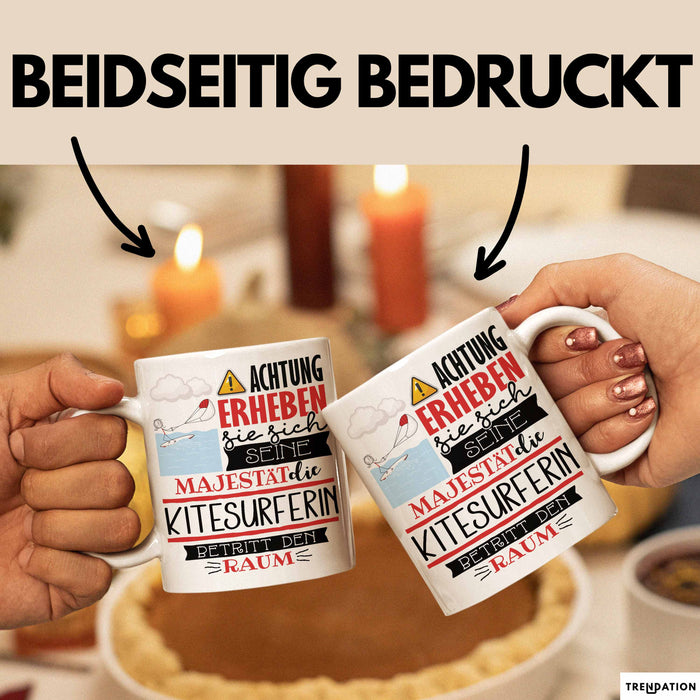 Kitesurferin Tasse Geschenk Lustiger Spruch Bitte Erheben Sie Sich Seine Majestät Die Kitesurferin Betritt Den Raum Weiß Trendation