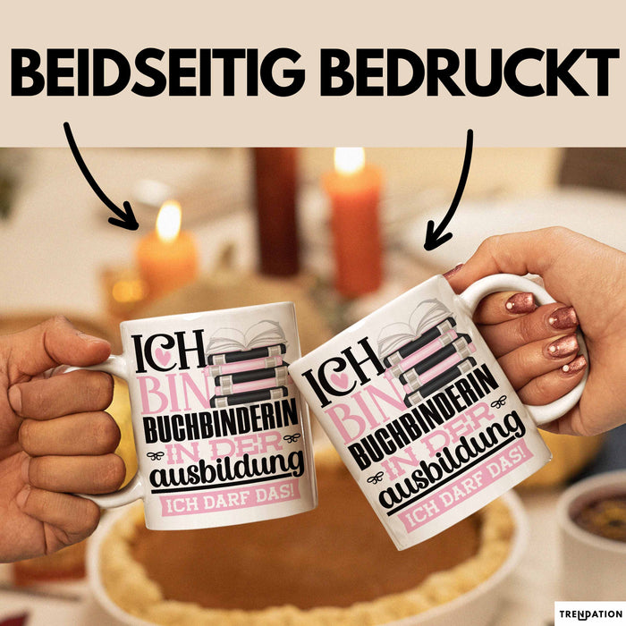 Buchbinderin Ausbildung Start Geschenk Tasse Ich Bin Buchbinderin In Der Ausbildung Ich Darf Das Kaffee-Becher Geschenkidee Weiß Trendation