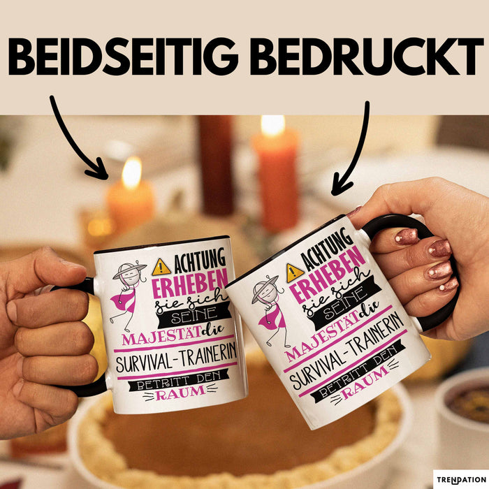 Survival-Trainerin Tasse Geschenk Lustiger Spruch Bitte Erheben Sie Sich Seine Majestät Die Survival-Trainerin Betritt Den Raum Schwarz Trendation