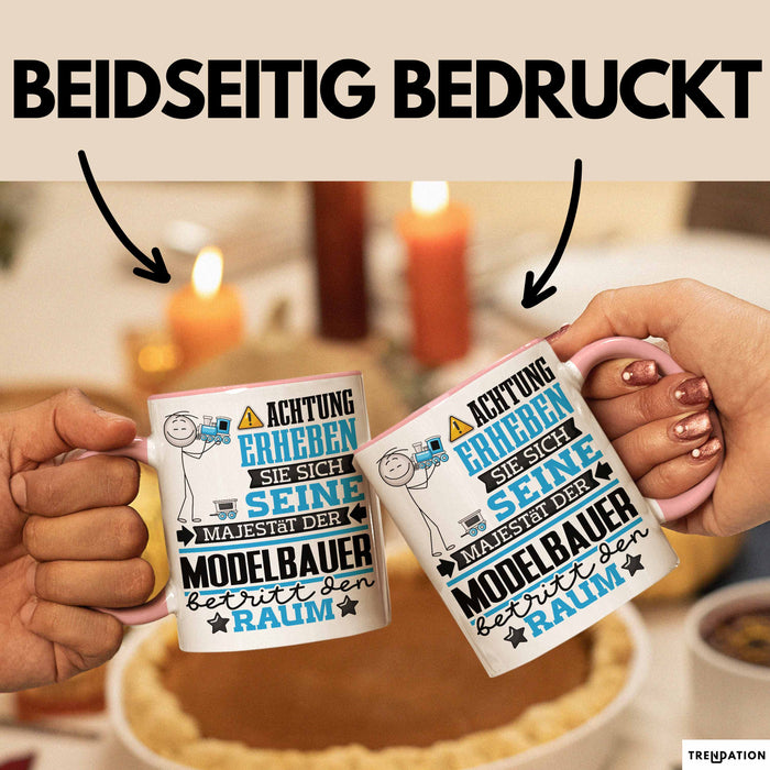 Modelbauer Geschenk Tasse Lustiger Spruch Erheben Sie Sich Der Modelbauer Betritt den Raum Rosa Trendation