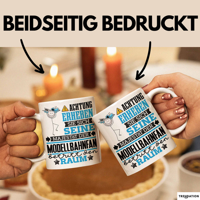 Modellbahnfan Geschenk Tasse Lustiger Spruch Erheben Sie Sich Der Modellbahnfan Betritt den Raum Weiß Trendation