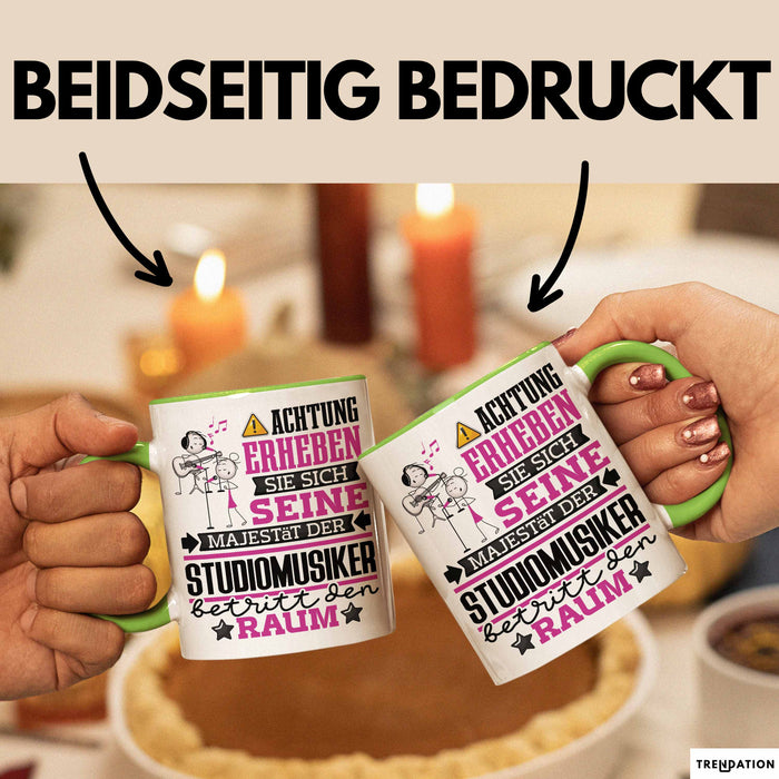 Studiomusiker Geschenk Tasse Lustiger Spruch Erheben Sie Sich Der Studiomusiker Betritt den Raum Grün Trendation