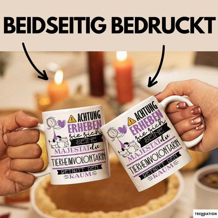 Tierheimvolontärin Tasse Geschenk Lustiger Spruch Bitte Erheben Sie Sich Seine Majestät Die Tierheimvolontärin Betritt Den Raum Weiß Trendation