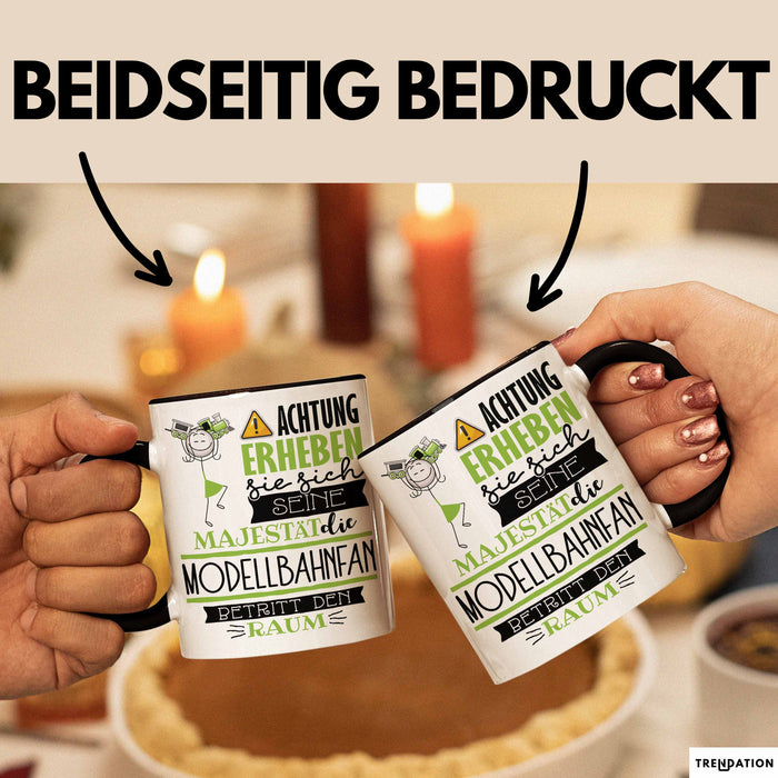 Modellbahnfan Tasse Geschenk Lustiger Spruch Bitte Erheben Sie Sich Seine Majestät Die Modellbahnfan Betritt Den Raum Schwarz Trendation