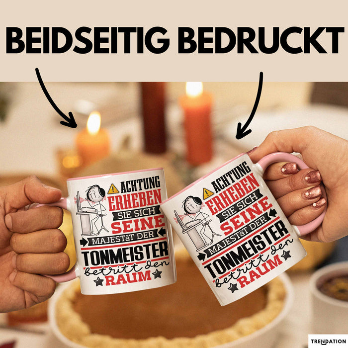 Tonmeister Geschenk Tasse Lustiger Spruch Erheben Sie Sich Der Tonmeister Betritt den Raum Rosa Trendation