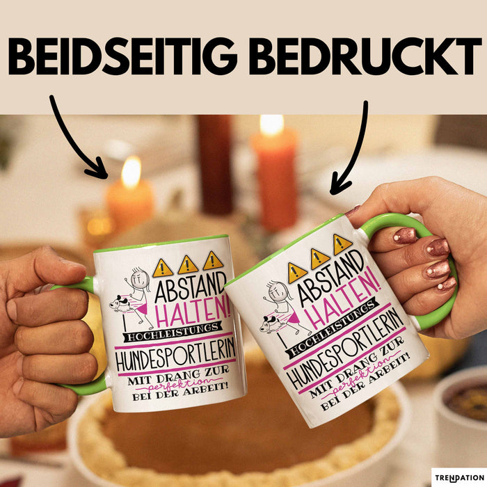 Hundesportlerin Tasse Geschenk Lustig Abstand Halten Hochleistungs-Hundesportlerin Mit Drang Zur Perfektion Bei Der Arbeit Grün Trendation