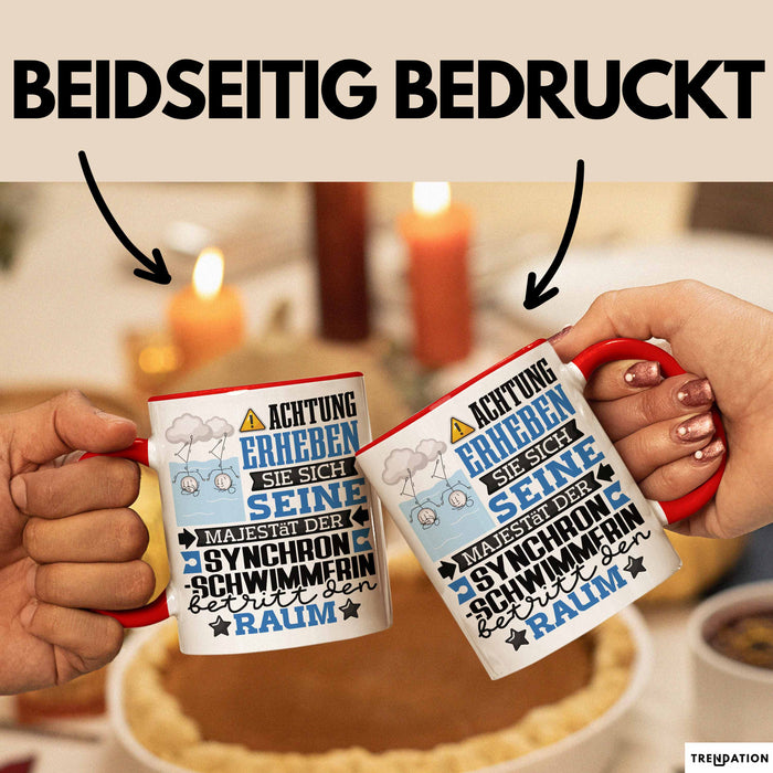 Synchronschwimmerin Geschenk Tasse Lustiger Spruch Erheben Sie Sich Der Synchronschwimmerin Betritt den Raum Rot Trendation