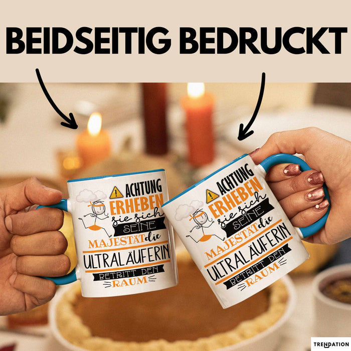 Ultraläuferin Tasse Geschenk Lustiger Spruch Bitte Erheben Sie Sich Seine Majestät Die Ultraläuferin Betritt Den Raum Blau Trendation