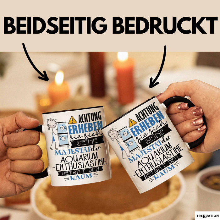 Aquarium-Enthusiastin Tasse Geschenk Lustiger Spruch Bitte Erheben Sie Sich Seine Majestät Die Aquarium-Enthusiastin Betritt Den Raum Schwarz Trendation