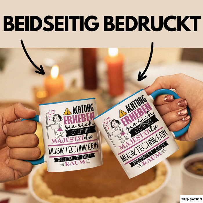 Musiktechnikerin Tasse Geschenk Lustiger Spruch Bitte Erheben Sie Sich Seine Majestät Die Musiktechnikerin Betritt Den Raum Blau Trendation