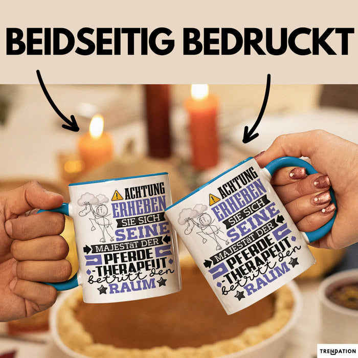 Pferdetherapeut Geschenk Tasse Lustiger Spruch Erheben Sie Sich Der Pferdetherapeut Betritt den Raum Blau Trendation