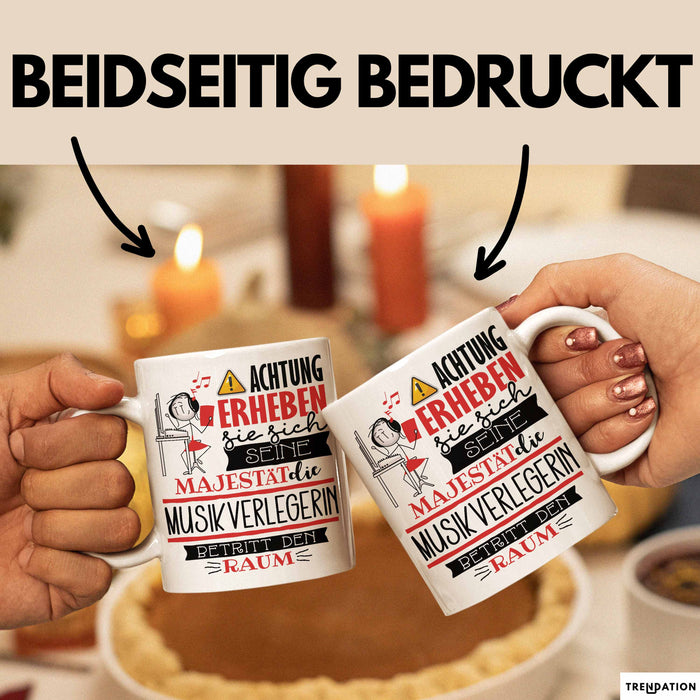 Musikverlegerin Tasse Geschenk Lustiger Spruch Bitte Erheben Sie Sich Seine Majestät Die Musikverlegerin Betritt Den Raum Weiß Trendation