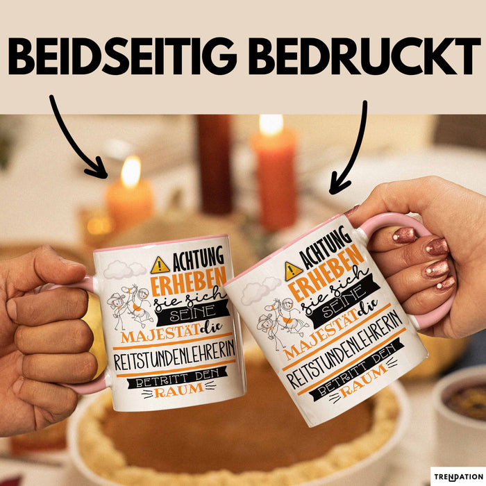 Reitstundenlehrerin Tasse Geschenk Lustiger Spruch Bitte Erheben Sie Sich Seine Majestät Die Reitstundenlehrerin Betritt Den Raum Rosa Trendation