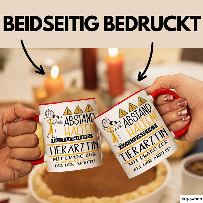 Tierärztin Tasse Geschenk Lustig Abstand Halten Hochleistungs-Tierärztin Mit Drang Zur Perfektion Bei Der Arbeit Rot Trendation