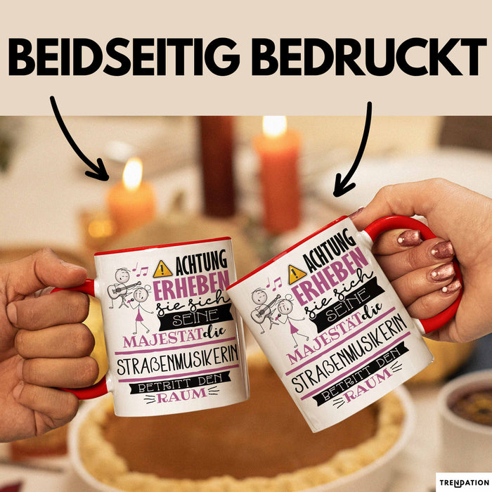 Straßenmusikerin Tasse Geschenk Lustiger Spruch Bitte Erheben Sie Sich Seine Majestät Die Straßenmusikerin Betritt Den Raum Rot Trendation