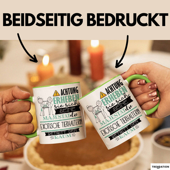 Exotische Tierhalterin Tasse Geschenk Lustiger Spruch Bitte Erheben Sie Sich Seine Majestät Die Exotische Tierhalterin Betritt Den Raum Grün Trendation