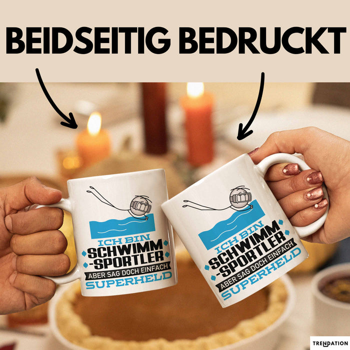Schwimmsportler Geschenk Tasse Ich Bin Schwimmsportler Aber Sag Doch Einfach Superheld Lustige Geschenkdiee für Schwimmsportler Kaffee-Becher Weiß Trendation