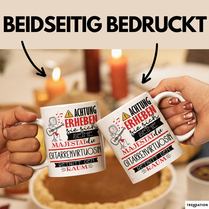 Gitarrenvirtuosin Tasse Geschenk Lustiger Spruch Bitte Erheben Sie Sich Seine Majestät Die Gitarrenvirtuosin Betritt Den Raum Weiß Trendation