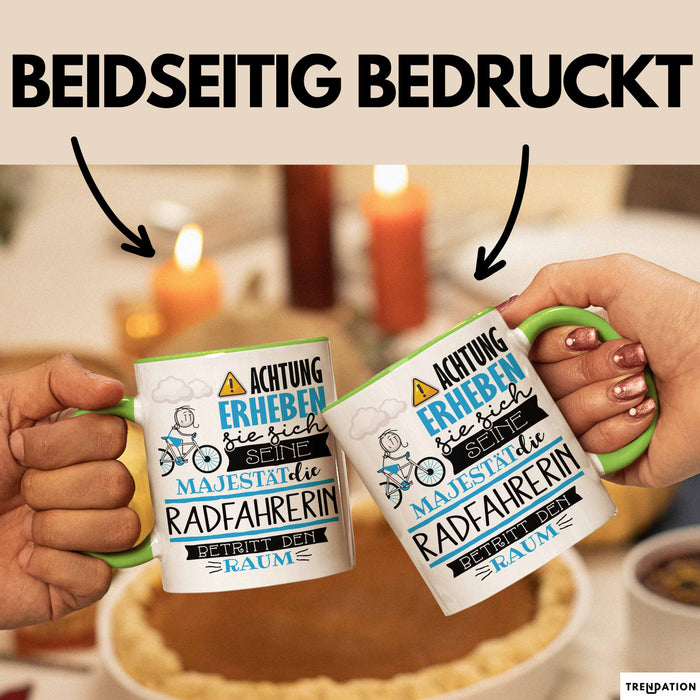 Radfahrerin Tasse Geschenk Lustiger Spruch Bitte Erheben Sie Sich Seine Majestät Die Radfahrerin Betritt Den Raum Grün Trendation