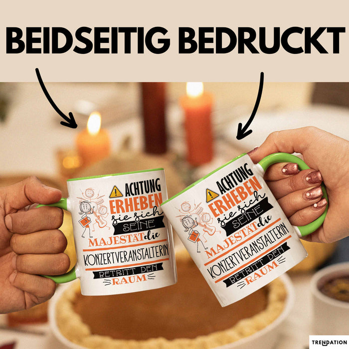 Konzertveranstalterin Tasse Geschenk Lustiger Spruch Bitte Erheben Sie Sich Seine Majestät Die Konzertveranstalterin Betritt Den Raum Grün Trendation