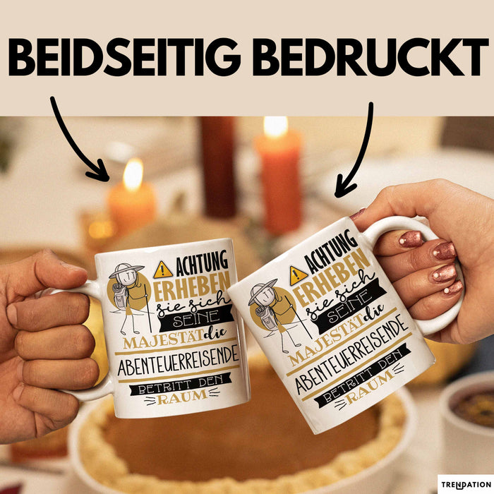 Abenteuerreisende Tasse Geschenk Lustiger Spruch Bitte Erheben Sie Sich Seine Majestät Die Abenteuerreisende Betritt Den Raum Weiß Trendation