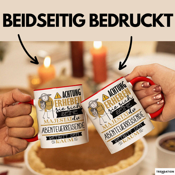 Abenteuerreisende Tasse Geschenk Lustiger Spruch Bitte Erheben Sie Sich Seine Majestät Die Abenteuerreisende Betritt Den Raum Rot Trendation